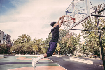 USA, Pennsylvania, Philadelphia, Man playing basketball in park