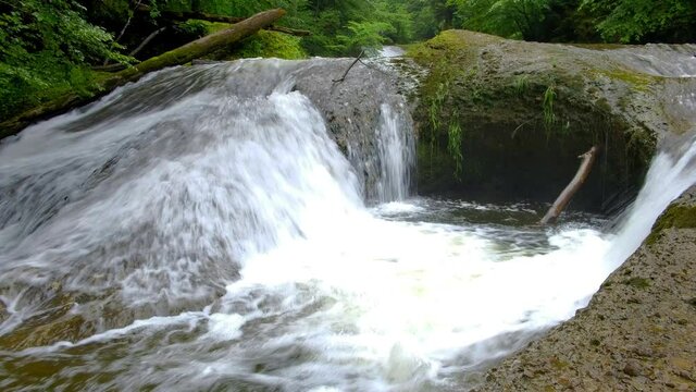 Wasserfall im Eistobel, eine Schlucht der Oberen Argen, in der N&auml;he des Ortes Gr&uuml;nenbach bei Isny, Westallg&auml;u, Bayern, Deutschland.
