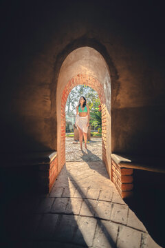 Mujer joven, sexy, latina y hermosa en bikini entrando a un temazcal, a la entrada de un sauna