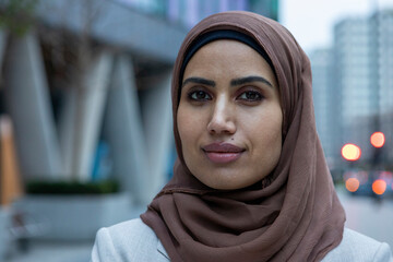 UK, London, Portrait of businesswoman in hijab standing in city - obrazy, fototapety, plakaty