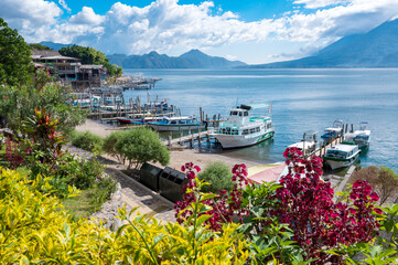 Hermosa vista del Lago Atitlán - Embarcadero de Panajachel, Lago Atitlán, Guatemala 