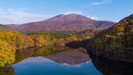 Obraz premium 《宮城県・七ヶ宿町》紅葉の長老湖