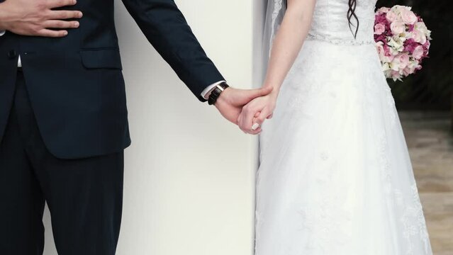 noivo dando as mãos para noiva no casamento