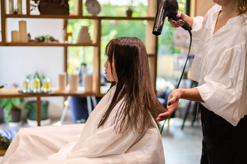 ヘアドライヤーを使う美容師