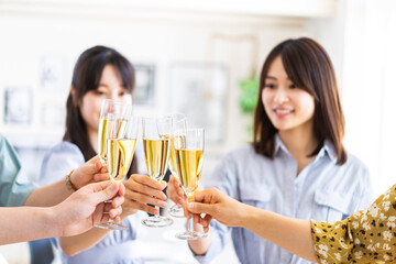 乾杯をする若い男女