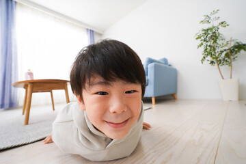 部屋で遊ぶ小さな男の子