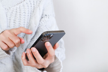 スマホを触る女性の手元