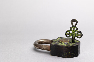 Candado con patina verde y llave con símbolos