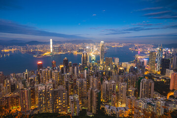 Naklejka premium night view of hong kong from victoria peak in china