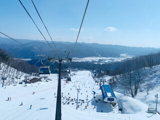 Fototapeta na wymiar 일본 하쿠바 고류 스키장 비어있는 스키 리프트와 풍경 / Hakuba Goryu Ski Resort in Japan. Empty ski lift