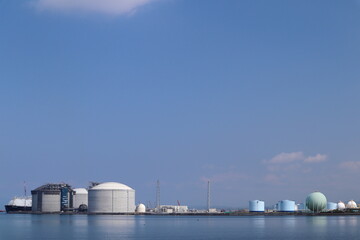 石狩LNG基地とLNGタンカー