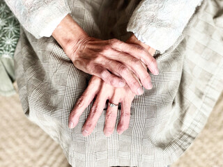 指輪をした高齢女性の手