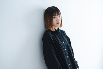 クールな若い女性のポートレート