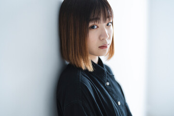 クールな若い女性のポートレート