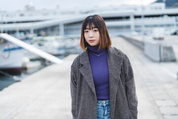 Obraz premium 港を散策する若い女性