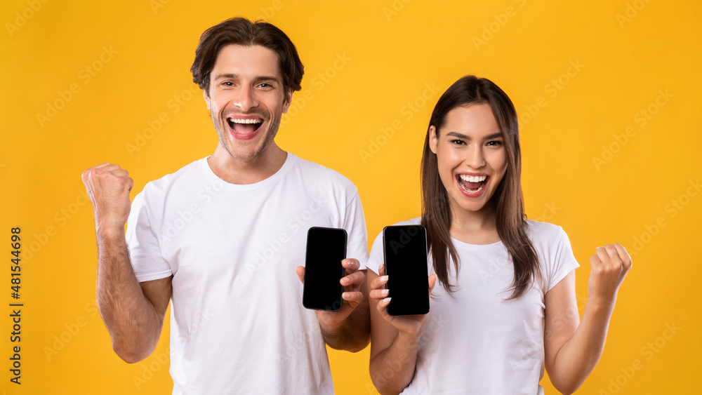 Aufkleber couple showing two black empty smartphone screen and gesturing yes