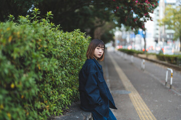 街を歩く若い女性