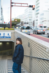Obraz premium 街を歩く若い女性