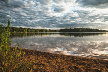 See in Deutschland mit Wolken und Spiegelung