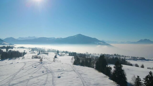 Zugerberg im Winter mit Pulverschnee und strahlendem Sonnenschein, Kanton Zug, Schweiz. Januar 19