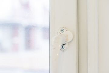 Naklejka premium The handle of the new plastic door. White front door in a house under construction