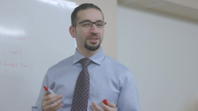 英会話教室で英語を教える男性講師