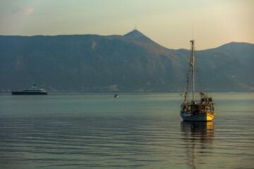 Obraz premium fishing boat at sunset