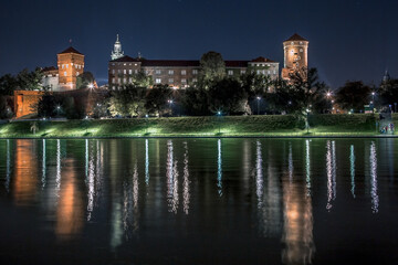Château de Wawel et vistule, Wisla, panorama nocturne de la rivière, Pologne, Cracovie