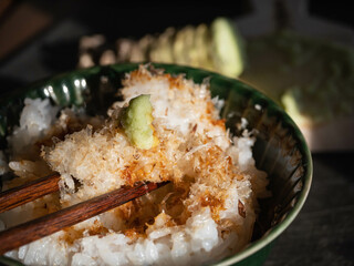 熱々のごはんの上に鰹節とすり下ろした本ワサビを乗せて。