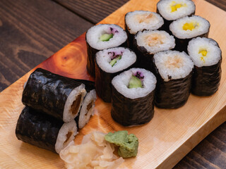 細巻き寿司。納豆巻き、かんぴょう巻き、たくわん巻き、キュウリ巻き。