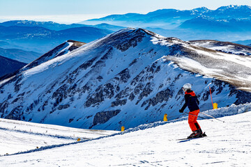 Sciatori sulle Toppe del Tesoro all'Aremogna a Roccaraso in Abruzzo