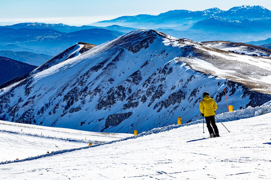 Sciatori sulle Toppe del Tesoro all'Aremogna a Roccaraso in Abruzzo