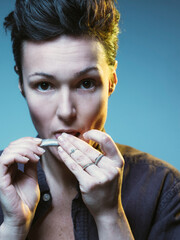Ritratto di giovane donna che sta rollando una sigaretta