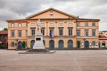 Lucca, Tuscany, Italy: the ancient Theater of the Giglio (Teatro del Giglio), historic city theater and opera house, and the statue of Giuseppe Garibaldi - obrazy, fototapety, plakaty
