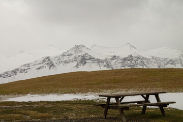 tavolino e panchina in Islanda in inverno