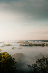 Krajobraz we mgle poranek