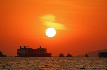 Obraz premium beautiful red sunset at sea with ships