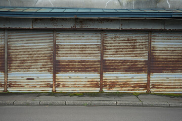 錆びたシャッターの家