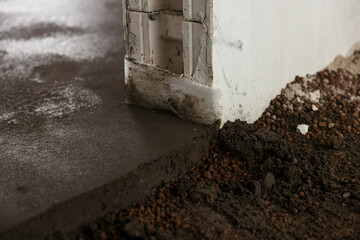 Floor screed laid on top of a layer of expanded clay. Bulk floor lightweight expanded clay construction in the apartment. Repair in the house concrete screed