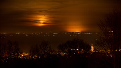 Sobótka i pełnia księżyca na nocnym niebie, łuna miasta Siechnice - obrazy, fototapety, plakaty