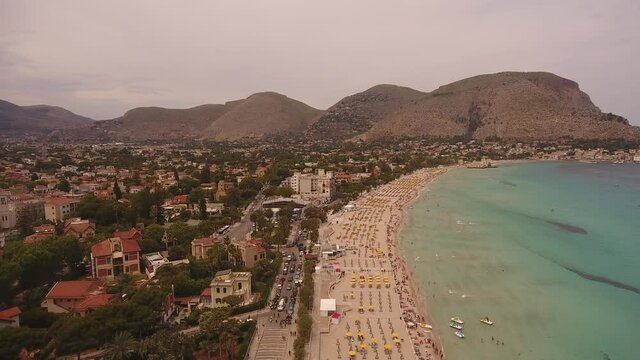 La bellezza della spiaggia di Mondello a Palermo