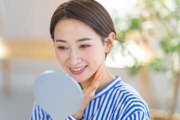 ビューティー・女性・手鏡