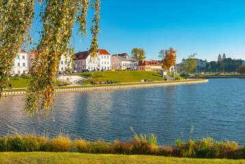 Obraz premium Minsk. Belarus. The bank of the Svisloch River in the center of Minsk. View through birch foliage from the Island of Tears