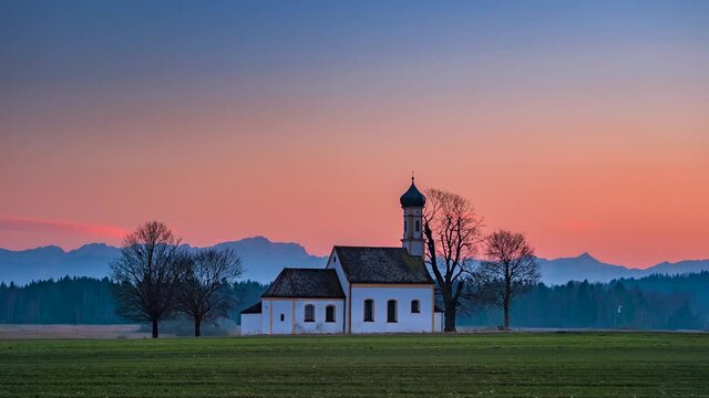 Kirche bei Raisting am Abend, Bayern, Deutschland