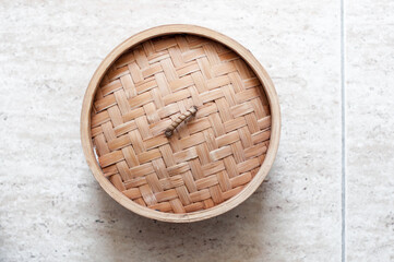 Boom steamer on ceramic tiles with vertical division.