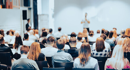 Obraz premium Business speaker giving a talk at business conference event.