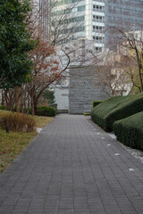 東京の赤坂6丁目で見えるまっすぐに伸びた遊歩道