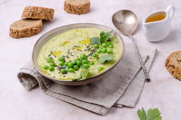 Green cream soup with peas and sesame seeds