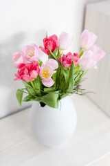 Tulpen in einer weissen Vase