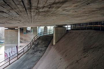 Aufgang unter der Brücke